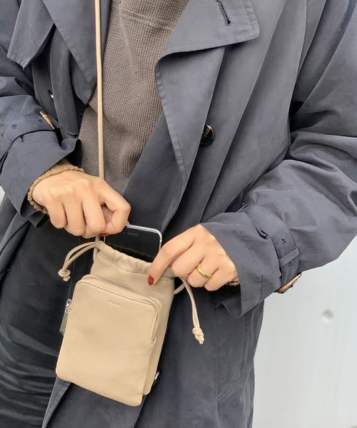 Beau're（ヴュレ）の「【BEAURE】カウレザー　スマホ巾着ショルダー/B-21068 ※（ショルダーバッグ・レディース・ベージュ/グレー/ブラック・FREE）」の15枚目の写真