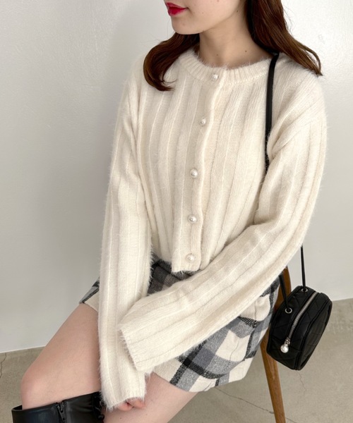 OLIVE des OLIVE（オリーブデオリーブ）の「パール釦フワかわニット（カーディガン/ボレロ・レディース・ブラック/ベージュ/ラベンダー/オフホワイト・FREE）」の2枚目の写真