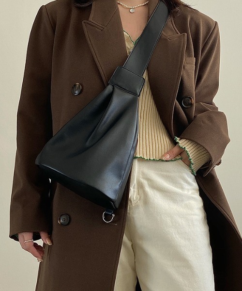 yuue' ( wear )(ユーイ)の「レザーショルダーバッグ(ショルダーバッグ・レディース・ブラック/レッド・FREE)」の1枚目の写真