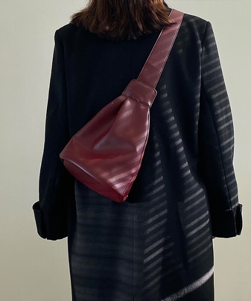 yuue' ( wear )(ユーイ)の「レザーショルダーバッグ(ショルダーバッグ・レディース・ブラック/レッド・FREE)」の5枚目の写真