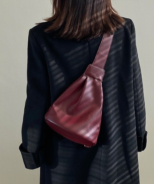 yuue' ( wear )(ユーイ)の「レザーショルダーバッグ(ショルダーバッグ・レディース・ブラック/レッド・FREE)」の3枚目の写真