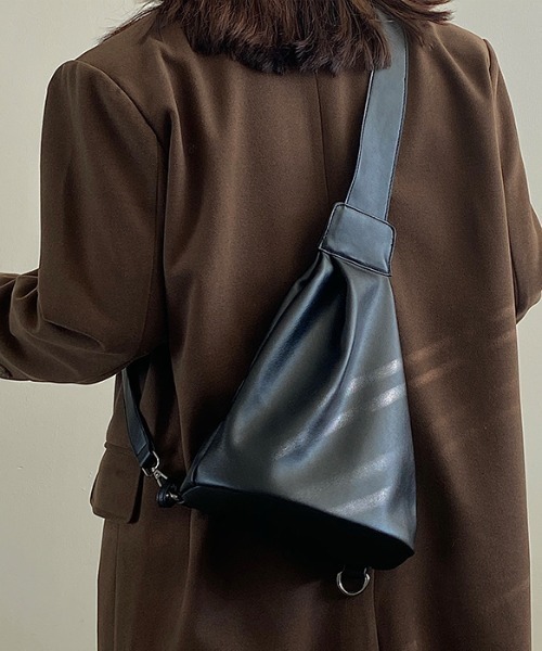 yuue' ( wear )(ユーイ)の「レザーショルダーバッグ(ショルダーバッグ・レディース・ブラック/レッド・FREE)」の4枚目の写真