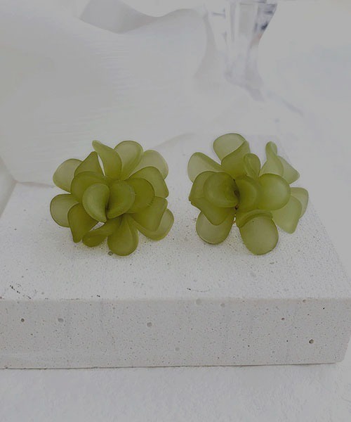 TONE SELECT GOODS(トーンセレクトグッズ)の「【resonance】フラワーデザイン 立体 イヤリング(イヤリング・レディース・ホワイト/グリーン/アイボリー・FREE)」の1枚目の写真