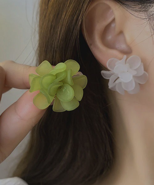 TONE SELECT GOODS(トーンセレクトグッズ)の「【resonance】フラワーデザイン 立体 イヤリング(イヤリング・レディース・ホワイト/グリーン/アイボリー・FREE)」の6枚目の写真