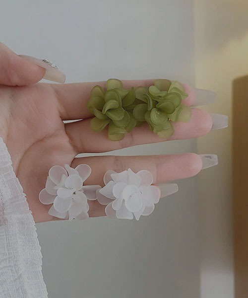 TONE SELECT GOODS(トーンセレクトグッズ)の「【resonance】フラワーデザイン 立体 イヤリング(イヤリング・レディース・ホワイト/グリーン/アイボリー・FREE)」の5枚目の写真
