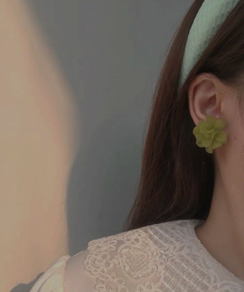 TONE SELECT GOODS(トーンセレクトグッズ)の「【resonance】フラワーデザイン 立体 イヤリング(イヤリング・レディース・ホワイト/グリーン/アイボリー・FREE)」の4枚目の写真