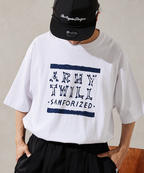 ARMY TWILL（アーミーツイル）の「【ARMY TWILL / アーミーツイル】別注 ステンシルプリントTEE（Tシャツ/カットソー・メンズ・ブラックミックス/ホワイト/ホワイト系その他/ホワイト×ホワイト/ネイビー/サックスブルー・MEDIUM/LARGE）」の3枚目の写真