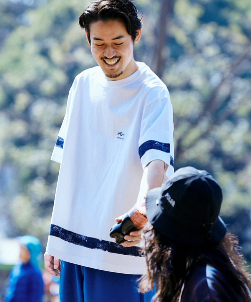 ARMY TWILL（アーミーツイル）の「【ARMY TWILL / アーミーツイル】別注 ステンシルプリントTEE（Tシャツ/カットソー・メンズ・ブラックミックス/ホワイト/ホワイト系その他/ホワイト×ホワイト/ネイビー/サックスブルー・MEDIUM/LARGE）」の2枚目の写真