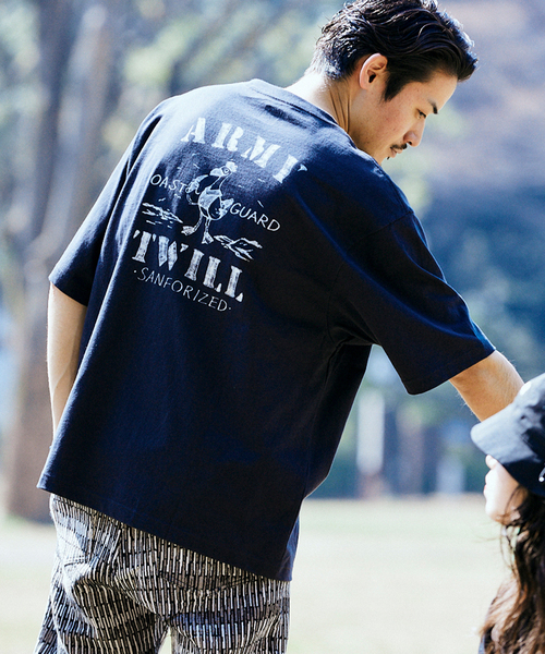 ARMY TWILL（アーミーツイル）の「【ARMY TWILL / アーミーツイル】別注 ステンシルプリントTEE（Tシャツ/カットソー・メンズ・ブラックミックス/ホワイト/ホワイト系その他/ホワイト×ホワイト/ネイビー/サックスブルー・MEDIUM/LARGE）」の5枚目の写真