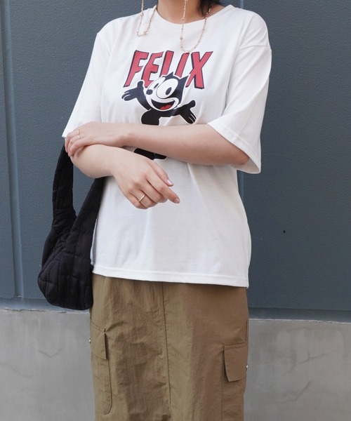 E.M.A.N.O.N(エマノン)の「【E.M.A.N.O.N】FELIXスタンドプリントレギュラーTシャツ/ロゴTシャツ(Tシャツ/カットソー・レディース・オフホワイト/ブラック/スミクロ・FREE)」の2枚目の写真
