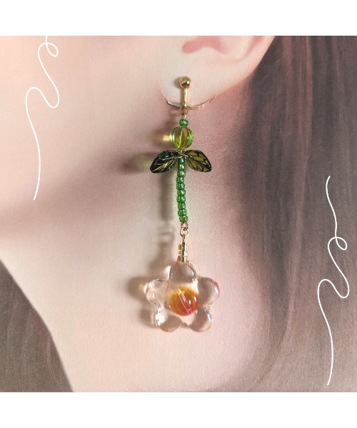 tone(トーン)の「【hazeleyes】ゆらゆらお花のビーズイヤリング(Bonbonami ボンボンアミ)(MA)(イヤリング・レディース・オレンジ系その他・FREE)」の3枚目の写真