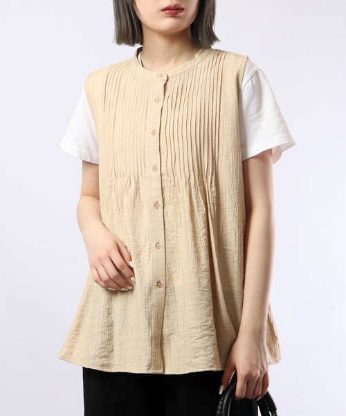 Chiaro(キアロ)の「chiaro ピンタックノースリブラウス(シャツ/ブラウス・レディース・ベージュ・FREE)」の1枚目の写真