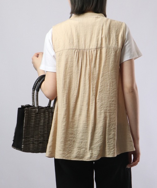 Chiaro(キアロ)の「chiaro ピンタックノースリブラウス(シャツ/ブラウス・レディース・ベージュ・FREE)」の11枚目の写真