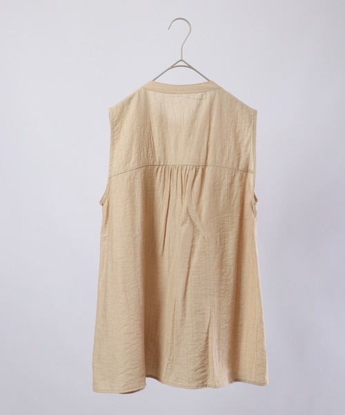 Chiaro(キアロ)の「chiaro ピンタックノースリブラウス(シャツ/ブラウス・レディース・ベージュ・FREE)」の4枚目の写真