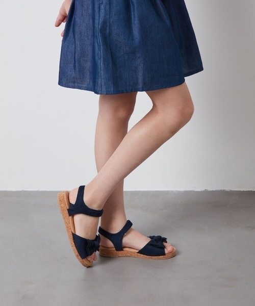 a.v.v（アーヴェヴェ）の「[KIDS]リボンサンダル[WEB限定サイズ]（サンダル・キッズ・ネイビー/ライトブルー/ライトパープル・19/18/22/20/21/23）」の2枚目の写真