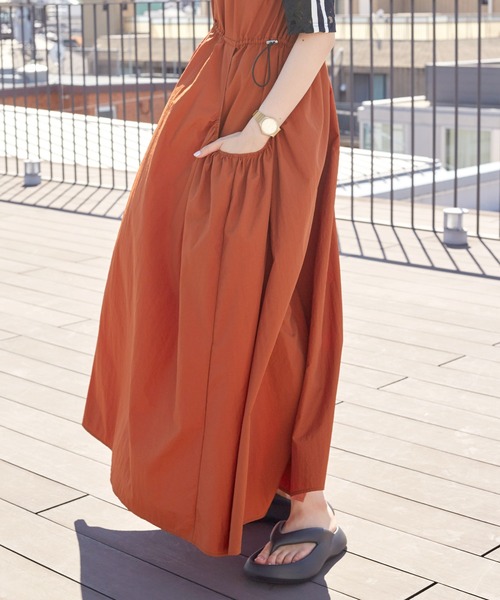 w closet（ダブルクローゼット）の「【前後2WAY】ビッグギャザーポケットキャミワンピース（ワンピース・レディース・ブラック/キナリ/ダークオレンジ・FREE）」の7枚目の写真