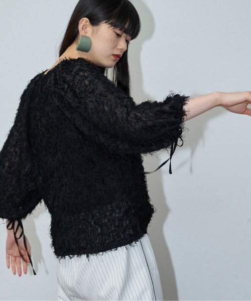 THE YOn（ザヨン）の「ヘアリーシャギーワイドタックスリーブブラウス（シャツ/ブラウス・レディース・ブラック/アイボリー・FREE）」の3枚目の写真