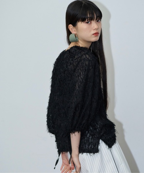 THE YOn（ザヨン）の「ヘアリーシャギーワイドタックスリーブブラウス（シャツ/ブラウス・レディース・ブラック/アイボリー・FREE）」の4枚目の写真