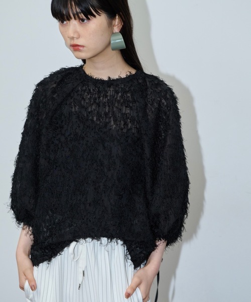 THE YOn（ザヨン）の「ヘアリーシャギーワイドタックスリーブブラウス（シャツ/ブラウス・レディース・ブラック/アイボリー・FREE）」の5枚目の写真
