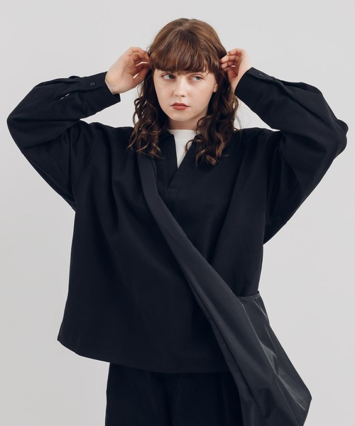 MUHET(ミュエータ)の「スキッパーシャツ(シャツ/ブラウス・レディース・ブラック/ブラウン・MEDIUM/X-LARGE)」の2枚目の写真