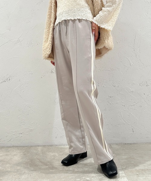 apres jour clair(アプレジュールクレア)の「【apres jour clair】ラインパンツ【ZOZOTOWN限定アイテム】(その他パンツ・レディース・ブラウン系その他/ボルドー/グレイッシュベージュ・フリー/X-LARGE)」の2枚目の写真