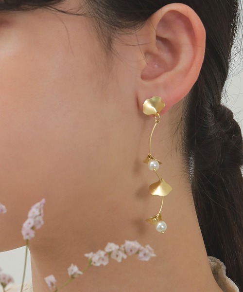 Kana(カナ)の「ウェーブ ライン 花びら パール ピアス パーティー 結婚式 お呼ばれ オケージョン(ピアス(両耳用)・レディース・ゴールド/シルバー・フリー)」の7枚目の写真