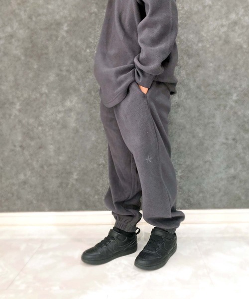 THE CASUAL(カジュアル)の「フリース バルーンパンツ(スウェットパンツ・キッズ・グレイッシュベージュ/チャコール/パープル/ブラック/ネイビー/オレンジ・130cm/140cm/160cm/150cm/110cm/120cm)」の2枚目の写真