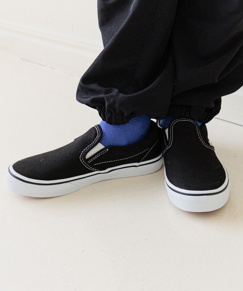 VANS(バンズ)の「【VANS(ヴァンズ)】CLASSIC スリッポン(KIDS)(スリッポン・キッズ・ブラック/グレー/イエロー/その他1・16.5cm/21.0cm/19.0cm/20.0cm/17.5cm/18.5cm/17.0cm/18.0cm)」の4枚目の写真