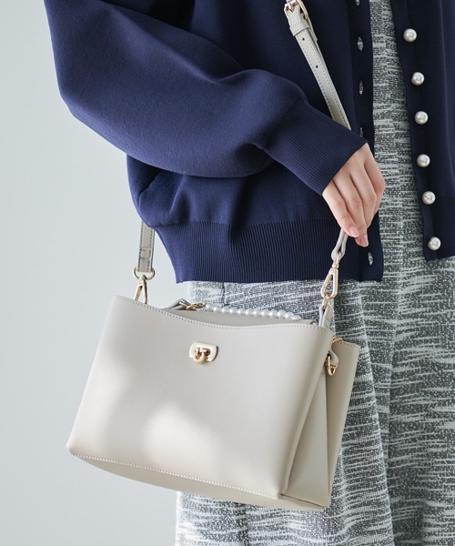 Arnold Palmer（アーノルドパーマー）の「フェイクレザー パールショルダー（ショルダーバッグ・レディース・ブラック/グレイッシュベージュ・F）」の2枚目の写真