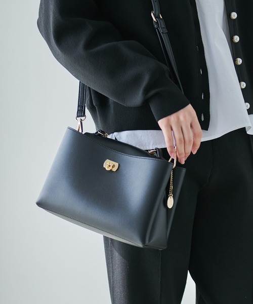 Arnold Palmer（アーノルドパーマー）の「フェイクレザー パールショルダー（ショルダーバッグ・レディース・ブラック/グレイッシュベージュ・F）」の13枚目の写真