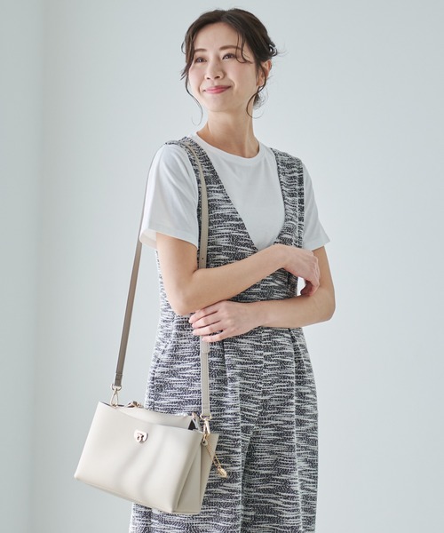 Arnold Palmer（アーノルドパーマー）の「フェイクレザー パールショルダー（ショルダーバッグ・レディース・ブラック/グレイッシュベージュ・F）」の6枚目の写真