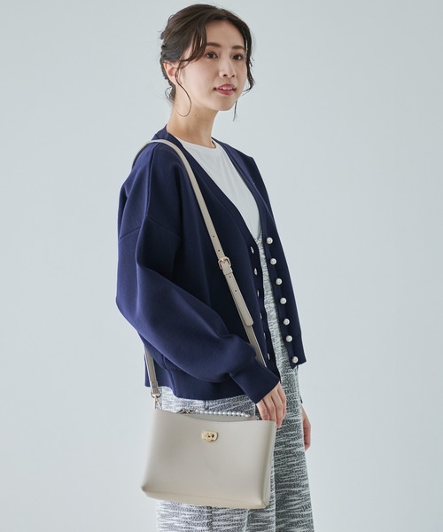 Arnold Palmer（アーノルドパーマー）の「フェイクレザー パールショルダー（ショルダーバッグ・レディース・ブラック/グレイッシュベージュ・F）」の7枚目の写真