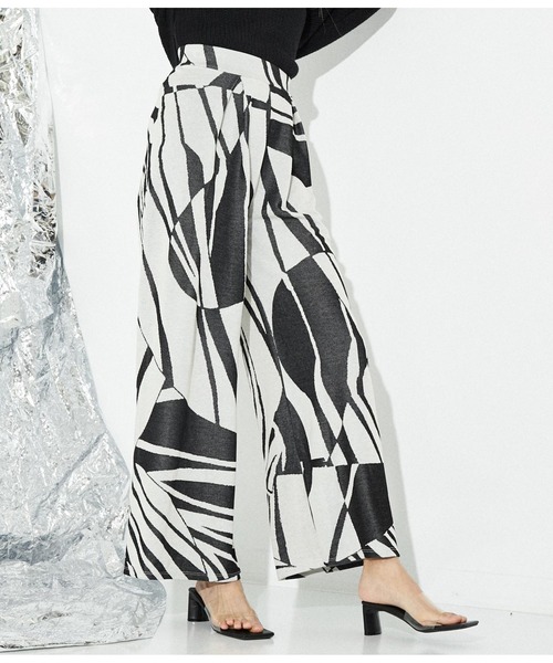 Settimissimo（セッティミッシモ）の「ITALY ジャガードジオメトリック柄タック入リパンツ（その他パンツ・レディース・ベージュ/ブラック・FREE）」の4枚目の写真