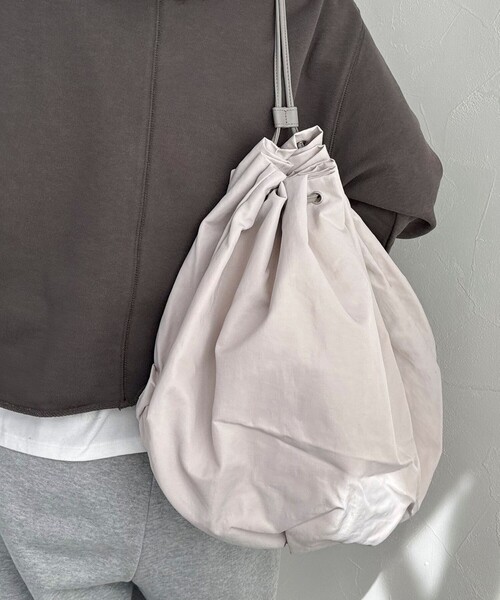 fredy emue（フレディエミュ）の「ナイロンタックドロストショルダー＆リュック（ショルダーバッグ・レディース・ライトグレー/ブラック・FREE）」の8枚目の写真