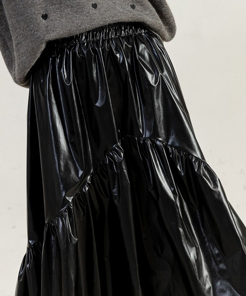 DAY CLOSET（デイ クローゼット）の「【ロング丈/コーデ冴えわたる光沢感】ラウンド切替ティアードメタリックフレアスカート レディース（スカート・レディース・ブラック/シルバー・M/L）」の19枚目の写真