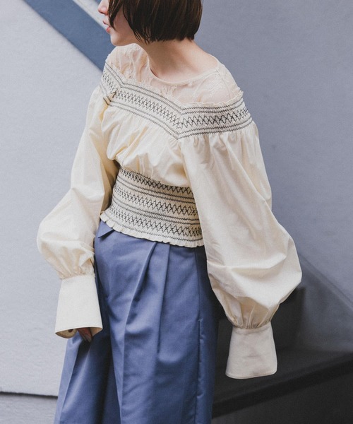 KBF（ケイビーエフ）の「スモッキングミニトップス（シャツ/ブラウス・レディース・ネイビー/アイボリー・ONE）」の2枚目の写真