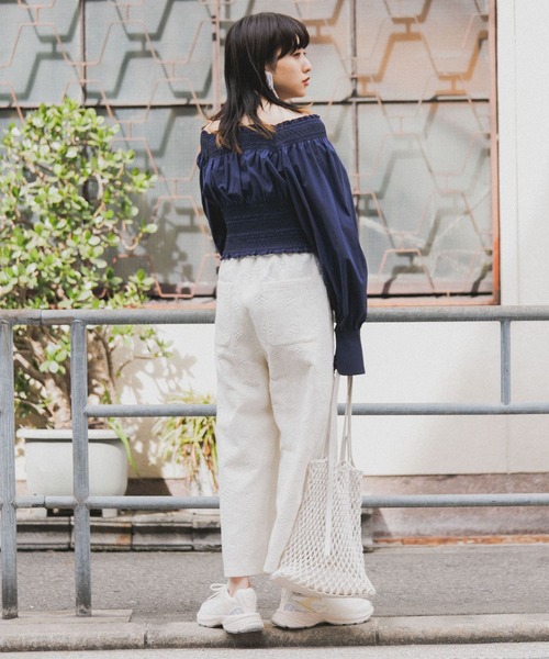 KBF（ケイビーエフ）の「スモッキングミニトップス（シャツ/ブラウス・レディース・ネイビー/アイボリー・ONE）」の4枚目の写真