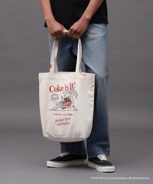 AVIREX（アヴィレックス）の「AVIREX / Coca-Cola 90'S CHARACTER BAG（トートバッグ・レディース・キナリ・FREE）」の2枚目の写真