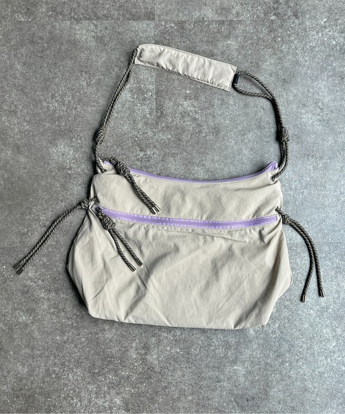 CPCM（シーピーシーエム）の「配色パラコードBIGショルダー（ショルダーバッグ・レディース・ブラック/アイボリー/ブルー・FREE）」の2枚目の写真