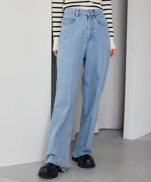 mysty woman（ミスティウーマン）の「【セルフカット可！美脚デニム】ストレートカットオフデニムパンツ 129880（デニムパンツ・レディース・ブラック/ブルー・SMALL/MEDIUM）」の2枚目の写真