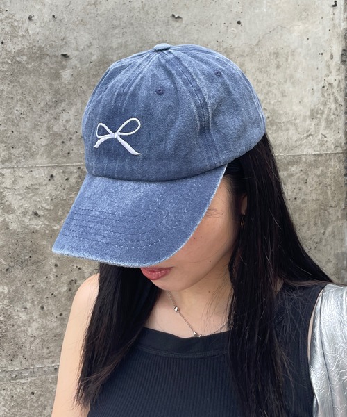 ROGER AND RAW(ロジャーアンドロウ)の「リボン刺繍キャップ(キャップ・レディース・ブラック/ネイビー・FREE)」の1枚目の写真