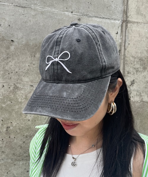 ROGER AND RAW(ロジャーアンドロウ)の「リボン刺繍キャップ(キャップ・レディース・ブラック/ネイビー・FREE)」の2枚目の写真