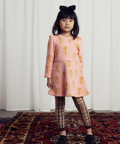 Mini Rodini（ミニロディーニ）の「mini rodini / 花柄スウェットワンピース（ワンピース・キッズ・ピンク・92/98/128/116/122/104/110）」の2枚目の写真