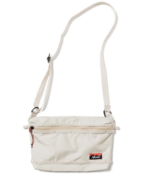 NANGA（ナンガ）の「AURORA TEX SACOCHE/オーロラテックス サコッシュ（ショルダーバッグ・メンズ・アイボリー/ブラック/グレー系その他/ブラウン系その他/ブラウン系その他2・FREE）」の2枚目の写真