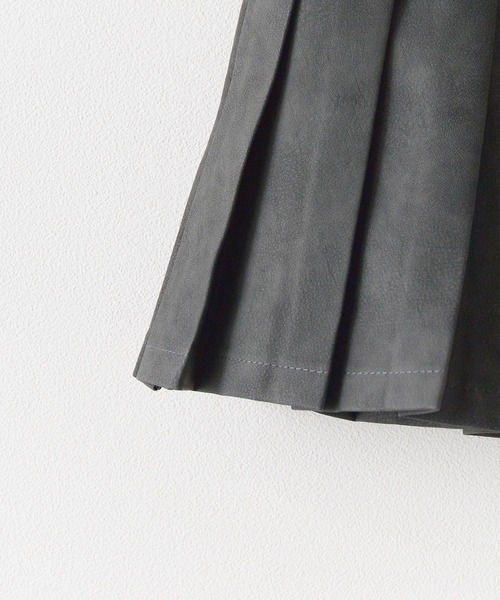 Chick(チック)の「Fake Leather Pleats Mini Skirt / フェイクレザープリーツミニスカート(スカート・レディース・グレー/ブラウン・L/M)」の5枚目の写真