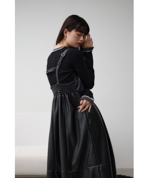 AZUL by moussy（アズールバイマウジー）の「フェイクレザーZIPジャンパースカート（ジャンパースカート・レディース・ブラック/ライトベージュ・SMALL/MEDIUM）」の4枚目の写真