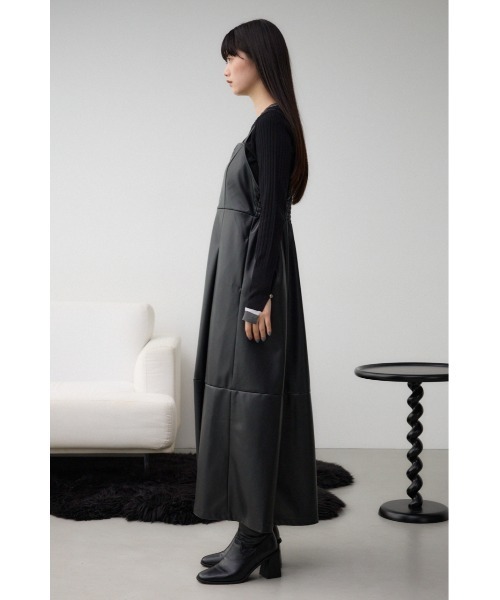 AZUL by moussy（アズールバイマウジー）の「フェイクレザーZIPジャンパースカート（ジャンパースカート・レディース・ブラック/ライトベージュ・SMALL/MEDIUM）」の7枚目の写真