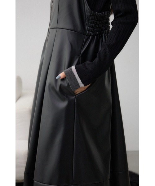 AZUL by moussy（アズールバイマウジー）の「フェイクレザーZIPジャンパースカート（ジャンパースカート・レディース・ブラック/ライトベージュ・SMALL/MEDIUM）」の12枚目の写真