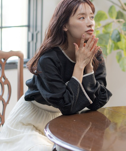 mysty woman（ミスティウーマン）の「バイカラー2WAYブラウス2　291383（シャツ/ブラウス・レディース・ブラック/グレイッシュベージュ/オフホワイト・FREE）」の2枚目の写真