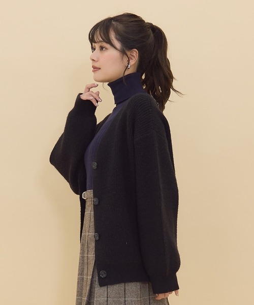 REDYAZEL(レディアゼル)の「Vネックカーディガン(カーディガン/ボレロ・レディース・ピンク/ブラック/オフホワイト・FREE)」の14枚目の写真